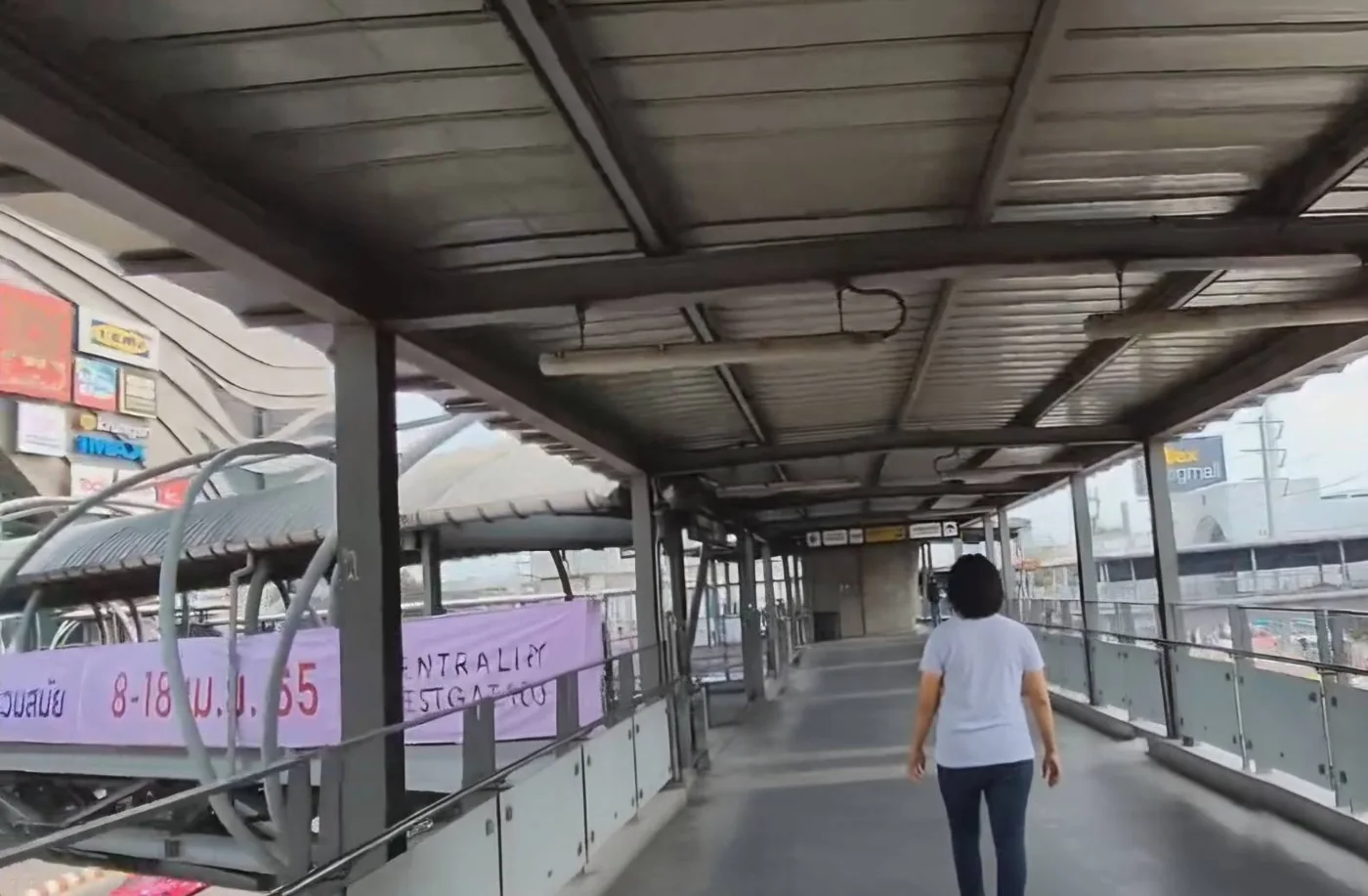 มองเห็นป้าย Index Living Mall บางใหญ่จาก Skywalk ใกล้ MRT สายสีม่วง