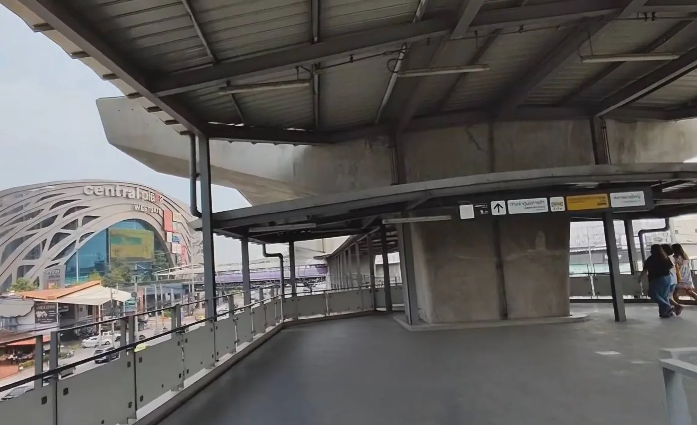 ทางเดิน Skywalk จาก MRT ตลาดบางใหญ่ มองเห็น Central Westgate